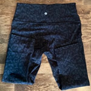 Lululemon Wunder Under Crop 21” legging. Like New Sz 10. Black & Grey camo print